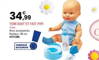 Tom boit et fait pipi