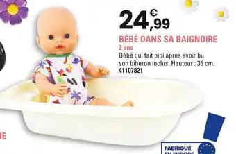 Bébé dans sa baignoire