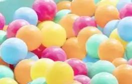 50 balles multicolores