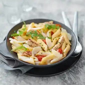Salade Caesar penne et émincé de poulet rôti, parmigiano reggiano